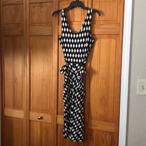 Sleeveless white diamond/black dress